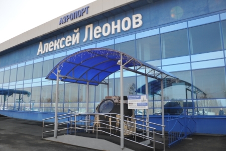 Двум пассажирам, курившим возле самолета в Кемерово, отказали в посадке на борт