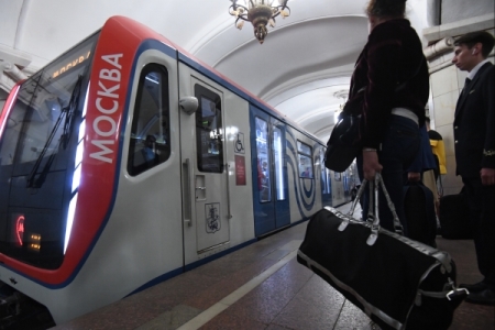 Более тысячи пассажиров, застрявших в тоннеле московского метро, эвакуировали по самому безопасному сценарию