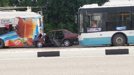 Два человека погибли в ДТП с участием троллейбуса и автомобиля в Крыму
