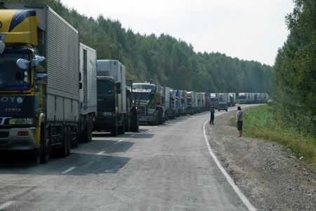 Движение на понтонной переправе федеральной автодороги "Вилюй" в Якутии временно закрыто