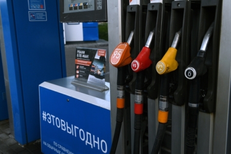 Медведев поручил проверить информацию о росте цен на бензин на Д.Востоке и в Сибири