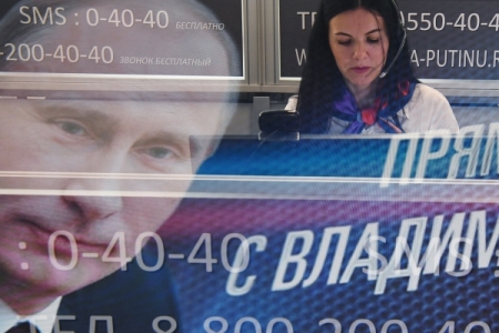 75% россиян планируют следить за "Прямой линией с Владимиром Путиным"