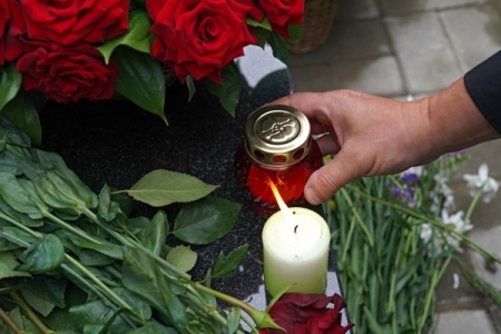 В Севастополе несут цветы к стеле Мурманска в память о погибших подводниках