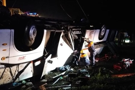 Шесть человек погибли и 15 пострадали после опрокидывания автобуса в Башкирии