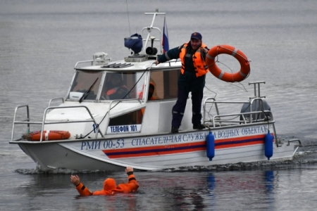 Спасатели обнаружили тела четверых рыбаков с перевернувшейся лодки на Чукотке