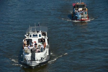 Пограничники не рекомендуют отдыхающим на Черном море заплывать на лодках дальше полукилометра от берега