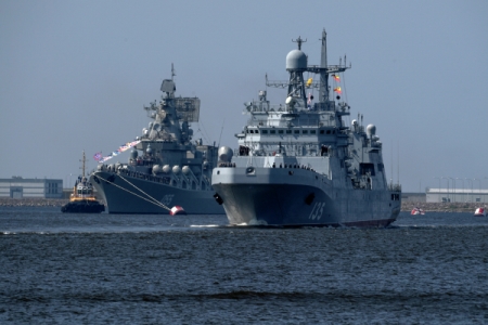 Подлодка "Смоленск" и крейсер "Маршал Устинов" прибыли в Финский залив