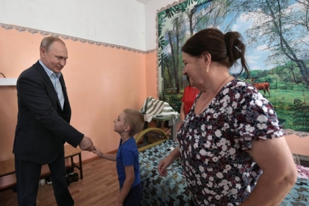 Путин пообещал подарить радиоуправляемый "Мерседес" мальчику из Иркутской области