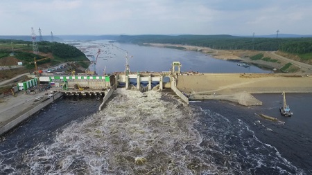 Бурейская ГЭС начала холостые сбросы воды из-за возросшего притока