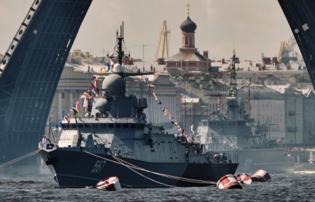 На Неве развели мосты для первой дневной репетиции военно-морского парада