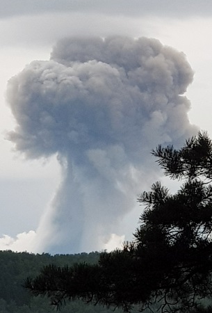 Почти 1 тыс. человек эвакуируют из-за пожара на складе с боеприпасами в Ачинске