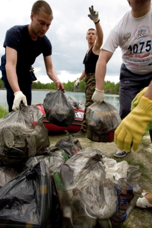 Приставы заставили лесников убрать свалки бытового мусора возле поселка на берегу Байкала