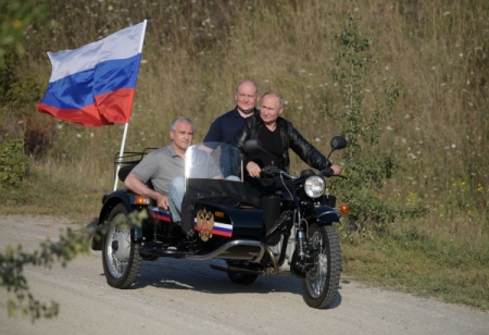 Путин приехал на байк-шоу в Севастополе на "Урале"