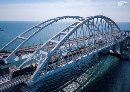 Систему освещения железной дороги протестировали на Крымском мосту