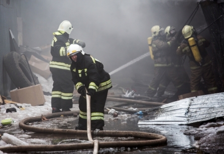 Крупный пожар на продуктовом складе в Красноярске ликвидирован спустя сутки
