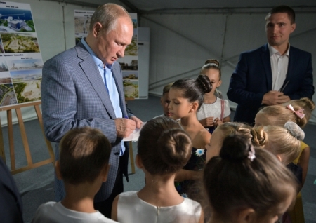 Путин пообщался с детьми из Академии хореографии Севастополя