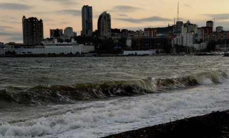 Мэрия Владивостока рекомендовала всем сократить рабочий день из-за тайфуна