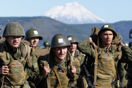 Более 1 тыс. военнослужащих участвуют в масштабных учениях на Камчатке