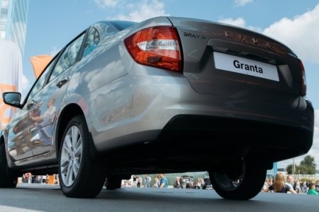 Дилеры Lada заявляют об отзыве более 11 тыс. автомобилей Granta из-за дефекта поворотников, "АвтоВАЗ" говорит лишь о сервисном обслуживании