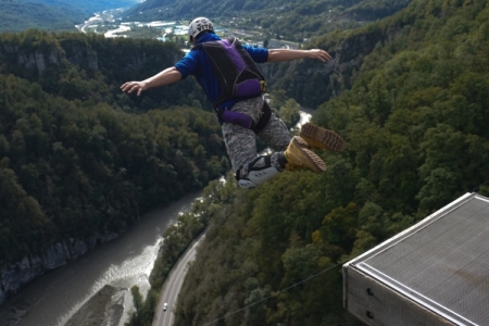 Лучшие бейсджамперы мира совершили прыжки со стометровой башни в Ингушетии