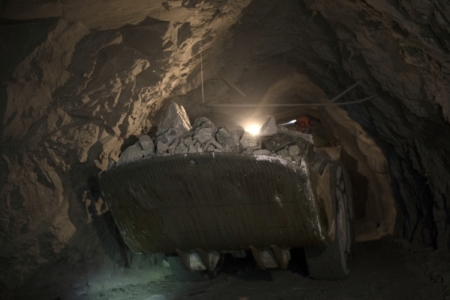 Рабочий заблокирован в шахте в Свердловской области на глубине 1200 метров