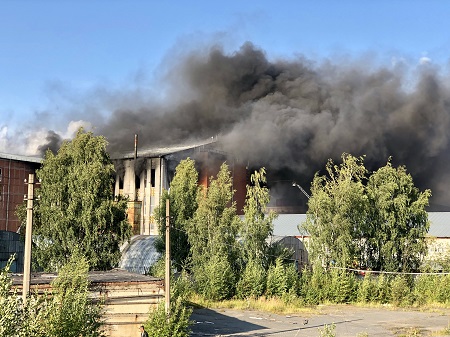 Свечной завод горит в Петербурге на площади 4 тыс. кв. метров