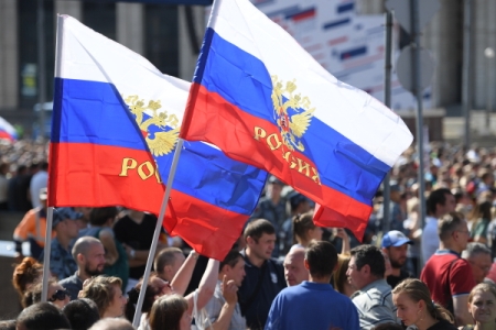 Свыше 110 тыс. человек отпраздновали День флага России на проспекте Сахарова