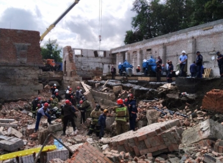 Один рабочий погиб под рухнувшей стеной в Новосибирске, еще двоих ищут