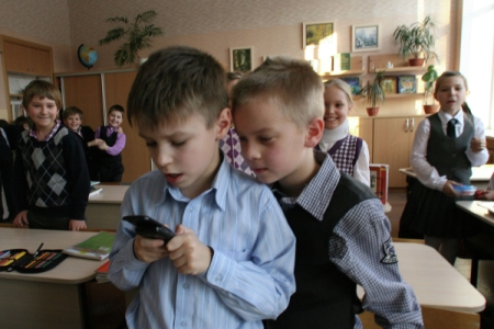 Минпросвещения РФ "четко и жестко" рекомендует запретить телефоны на уроках