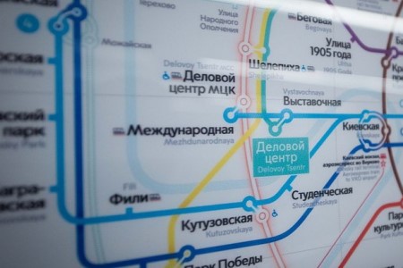 Начался демонтаж плит платформы на станции метро "Каховская"