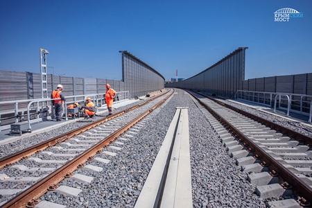 Рабочие начали устанавливать железнодорожную автоматику на Крымском мосту
