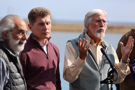 Кусто предложил помощь в перевозке белух из "китовой тюрьмы" к берегам Охотского моря