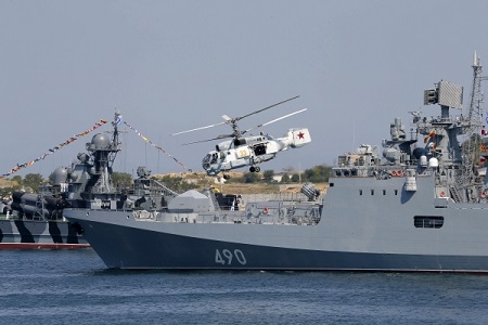 Российский фрегат "Адмирал Эссен" с крылатыми ракетами "Калибр" вышел в Черное море на учения