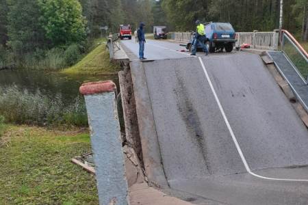 ГИБДД выясняет причины обрушения моста в Псковской области