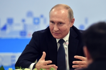 Путину подарили бриллиантовую боксерскую перчатку на форуме в Нижнем Новгороде