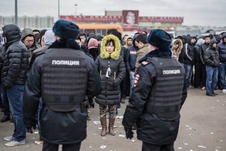 Полиция продолжает проверки на рынке в Новосибирске, где произошла массовая драка