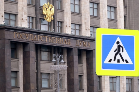 Законопроект об отмене комиссии за "банковский роуминг" внесен в Госдуму