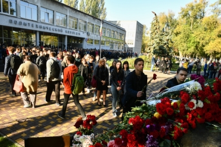 Жертв страшной бойни в керченском колледже вспоминают в Крыму