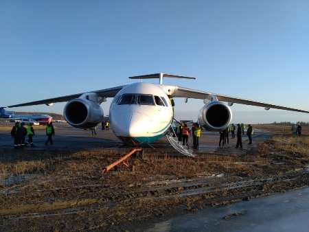 Самолет выкатился за пределы ВПП в городе Мирный в Якутии