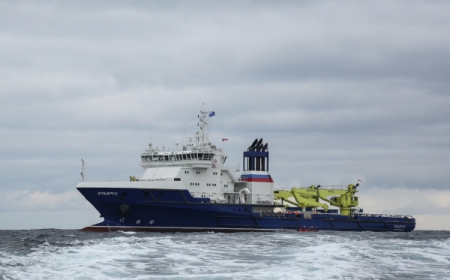 Промысловое судно с 10 членами экипажа терпит бедствие в Баренцевом море