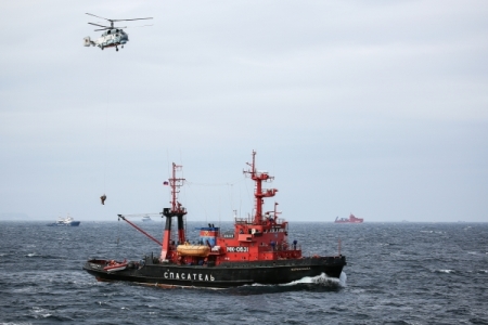 Потерявшее ход рыбопромысловое "Полярис" буксируют в порт Мурманска