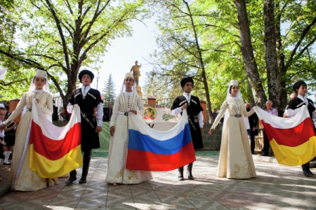 Национальные костюмы Южной и Северной Осетии покажут в Петербурге