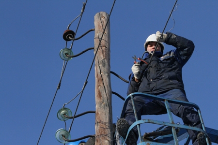 Три села в Иркутской области почти 12 часов оставались без света из-за поваленных ветром опор ЛЭП