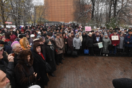 Акция "Возвращение имен" проходит у Соловецкого камня в Москве