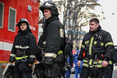 Неизвестный бросил дымовую шашку в подъезде жилого дома в Новосибирске, жильцы эвакуированы
