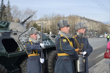 Вечный огонь на новосибирский Монумент Славы доставили на бронетранспортере