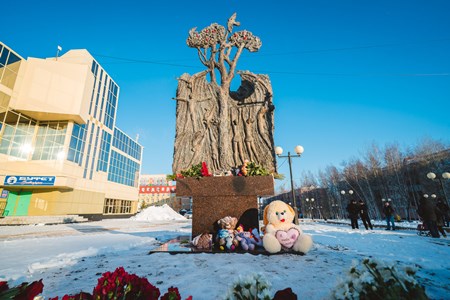 Стелу в память о погибших в аварии детях-акробатах установили в Нефтеюганске