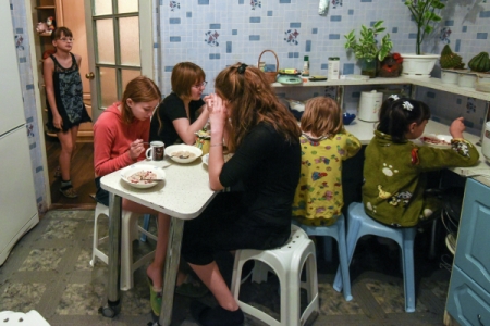 Магаданские депутаты предложили награждать знаком "Материнская слава" семьи с четырьмя детьми