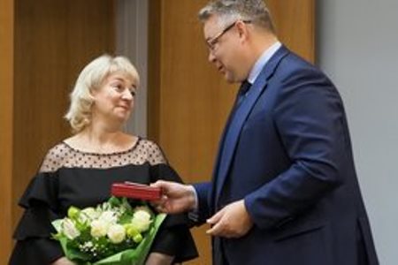 Ставропольская учительница получила медаль за спасение детей от дебошира с ножом