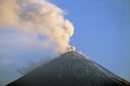 Вулкан Ключевской на Камчатке выбросил парогазовый столб с пеплом на высоту 6 км